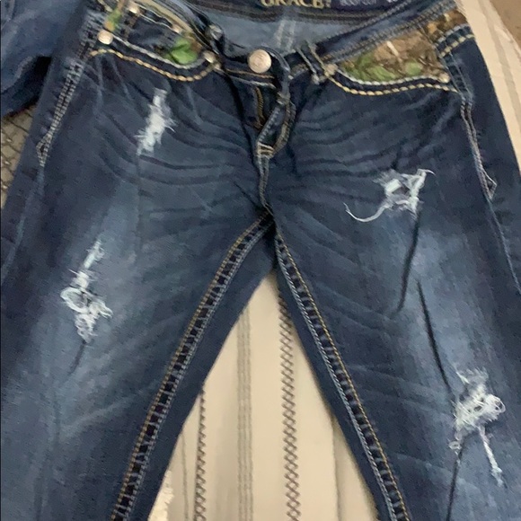 Camo grace in la jeans - Picture 3 of 3